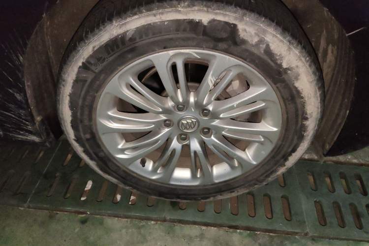 Used Buick LaCrosse 2016 20T Elite Edition Right Front Wheel Hub