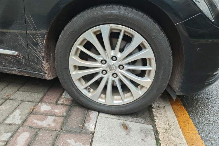 Used Buick LaCrosse 2016 28T Premium Edition Right Front Wheel Hub