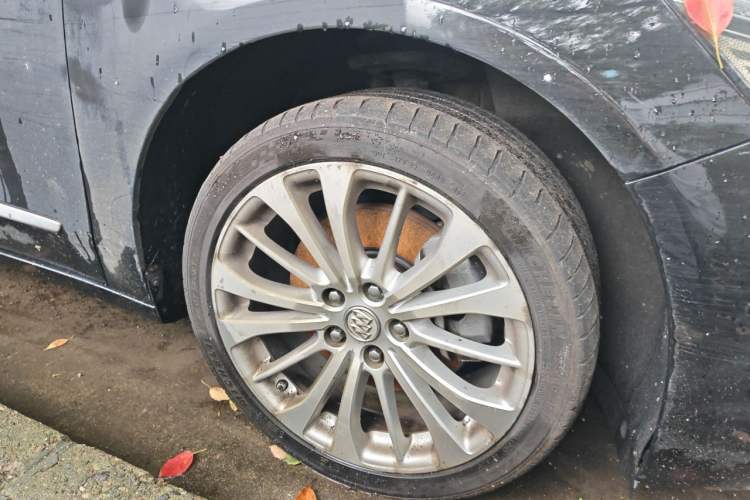 Used Buick LaCrosse 2016 28T Premium Edition Right Front Wheel Hub