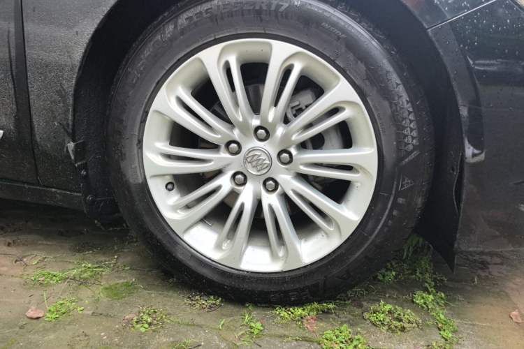 Used Buick LaCrosse 2016 20T Luxury Model Right Front Wheel Hub