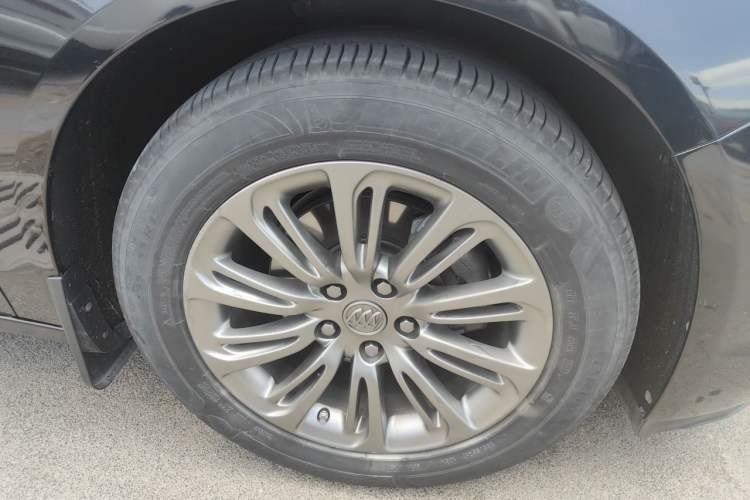 Used Buick LaCrosse 2016 20T Luxury Model Right Front Wheel Hub