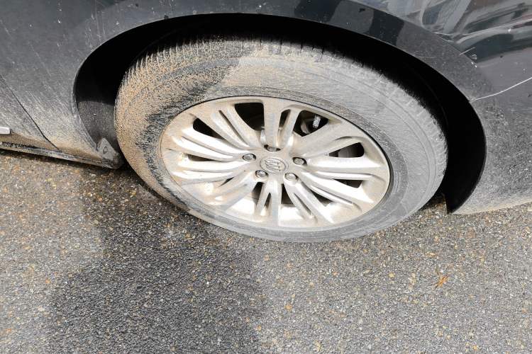Used Buick LaCrosse 2016 20T Elite Edition Right Front Wheel Hub
