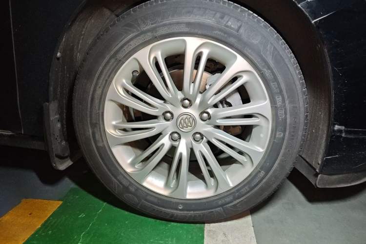 Used Buick LaCrosse 2016 20T Elite Edition Right Front Wheel Hub