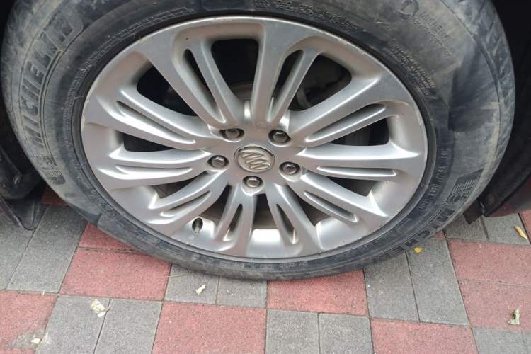 Used Buick LaCrosse 2016 20T Luxury Model Right Front Wheel Hub
