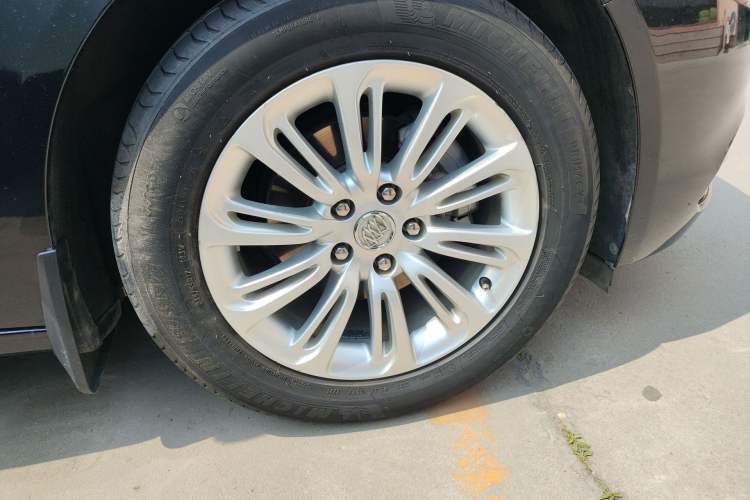 Used Buick LaCrosse 2016 30H Elite Edition Right Front Wheel Hub
