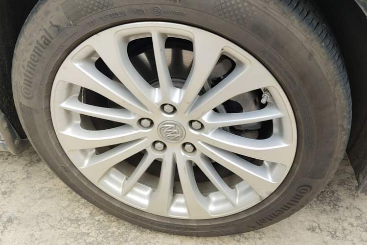 Used Buick LaCrosse 2016 28T Premium Edition Right Front Wheel Hub