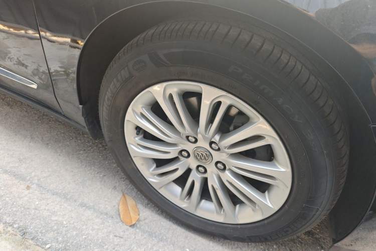 Used Buick LaCrosse 2016 20T Elite Edition Right Front Wheel Hub
