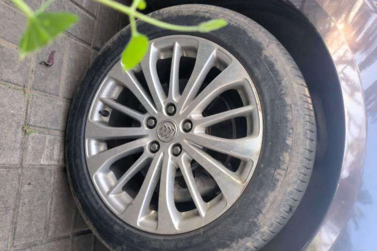 Used Buick LaCrosse 2016 Revised Version 28T Elite Edition Right Front Wheel Hub