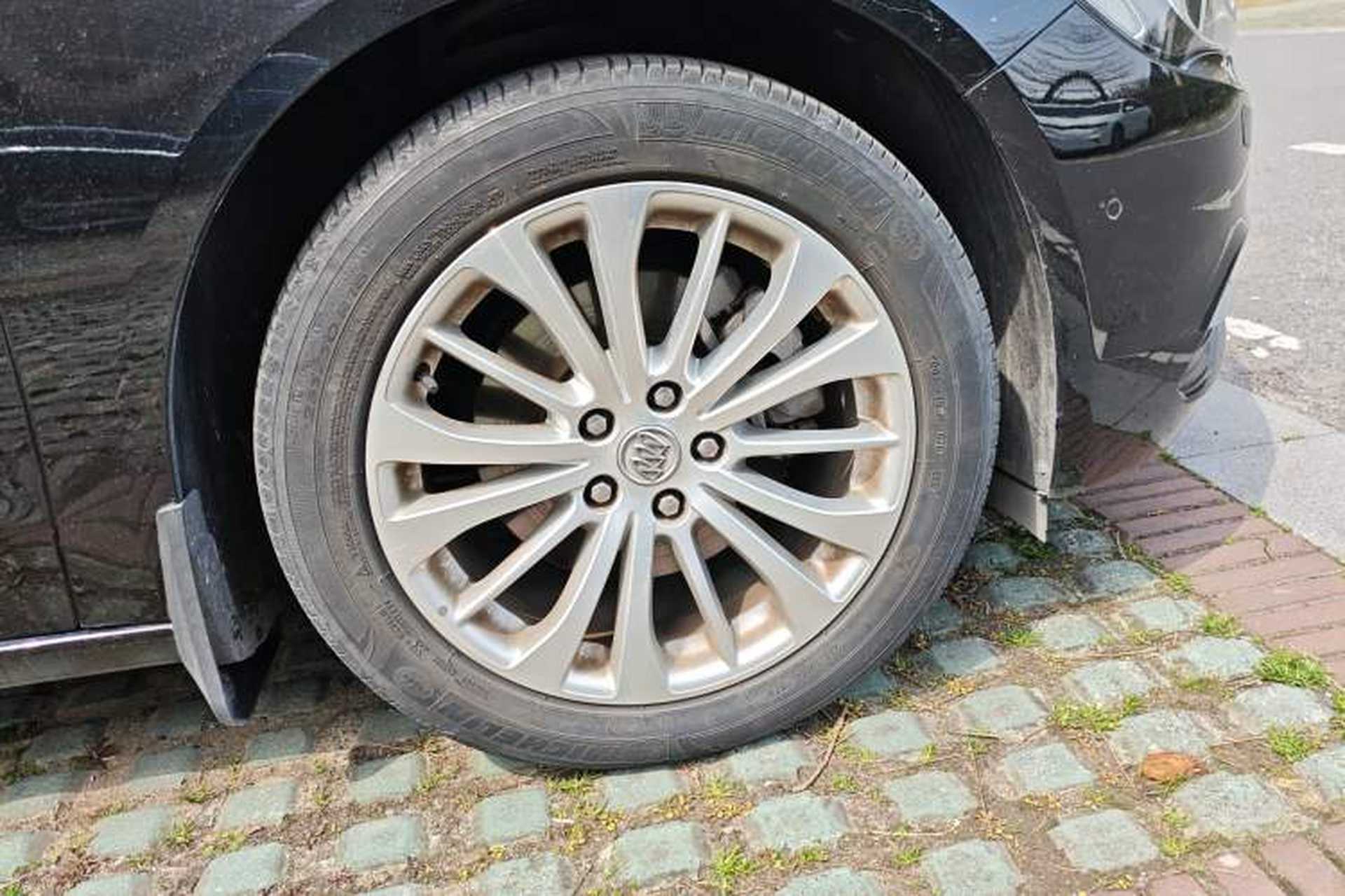Used Buick LaCrosse 2016 28T Premium Edition Right Front Wheel Hub