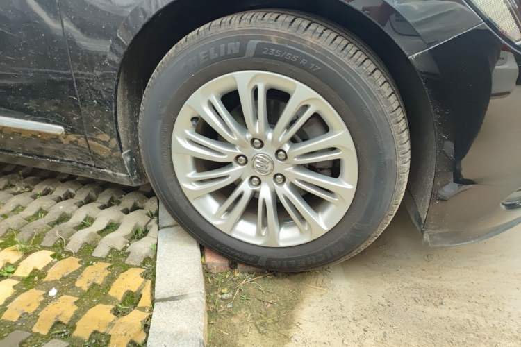 Used Buick LaCrosse 2016 20T Elite Edition Right Front Wheel Hub