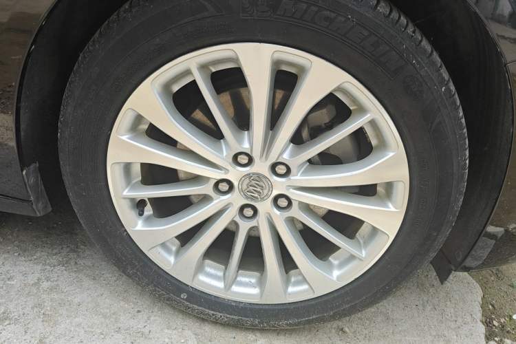 Used Buick LaCrosse 2016 28T Premium Edition Right Front Wheel Hub