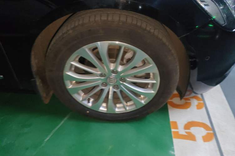 Used Buick LaCrosse 2016 Revised Version 28T Elite Edition Right Front Wheel Hub
