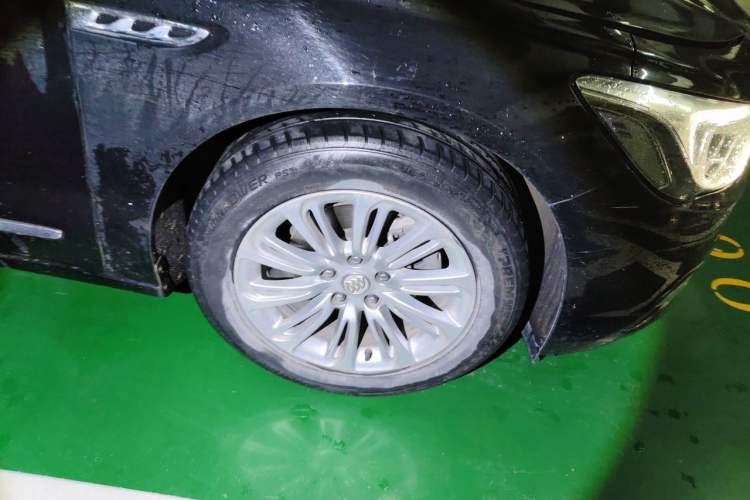 Used Buick LaCrosse 2016 20T Elite Edition Right Front Wheel Hub