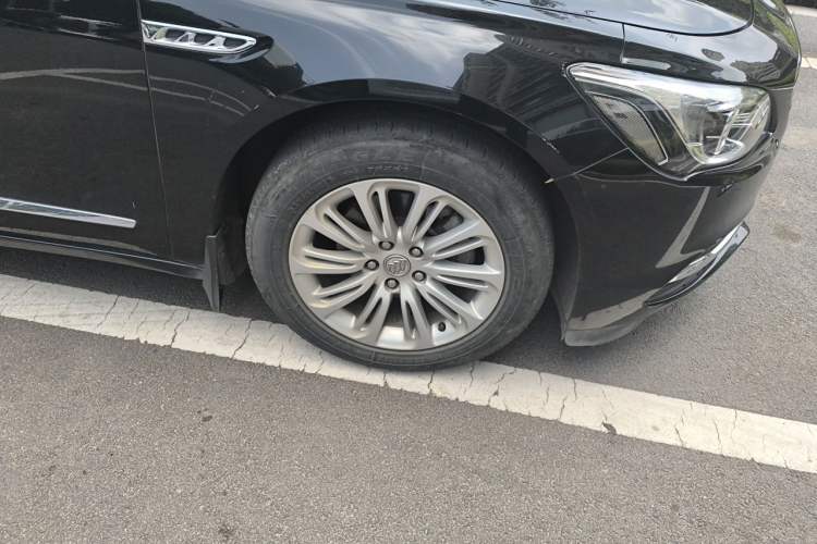 Used Buick LaCrosse 2016 20T Elite Edition Right Front Wheel Hub