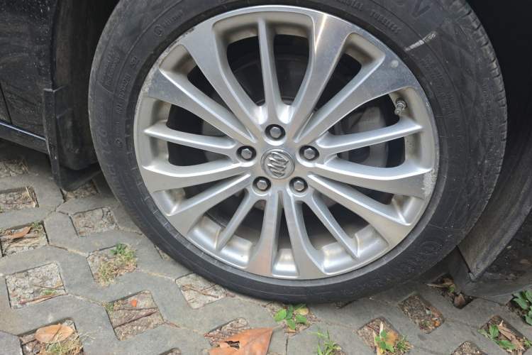 Used Buick LaCrosse 2016 28T Premium Edition Right Front Wheel Hub