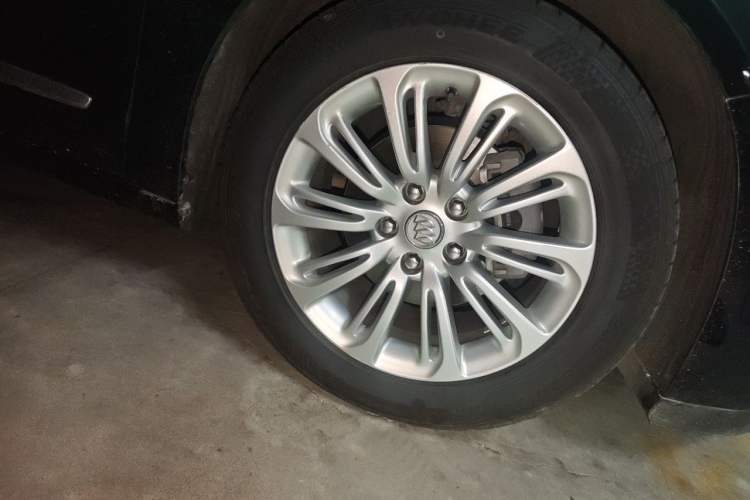 Used Buick LaCrosse 2016 20T Elite Edition Right Front Wheel Hub