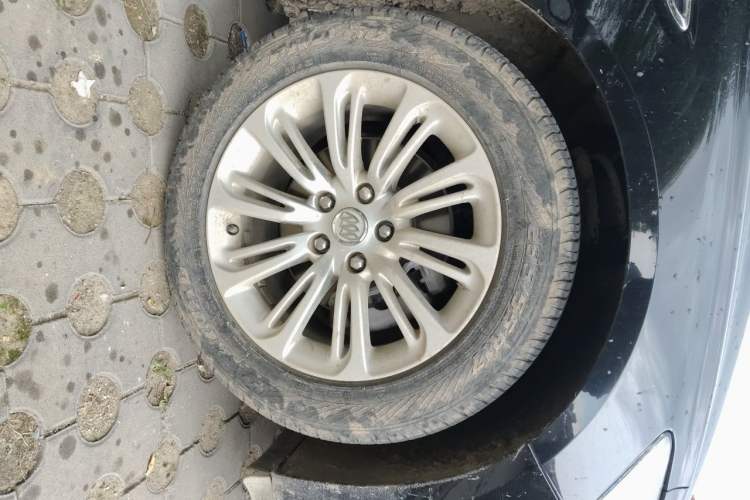 Used Buick LaCrosse 2016 20T Luxury Model Right Front Wheel Hub