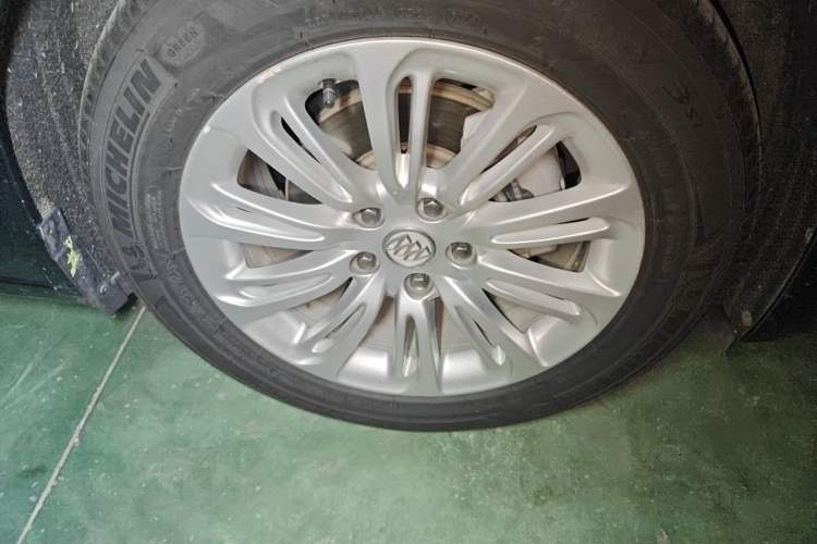 Used Buick LaCrosse 2016 20T Elite Edition Right Front Wheel Hub
