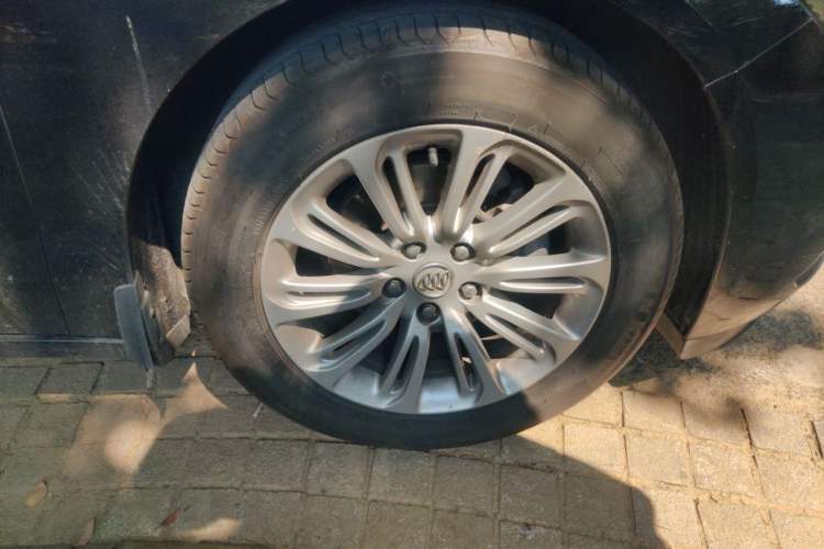 Used Buick LaCrosse 2016 20T Elite Edition Right Front Wheel Hub