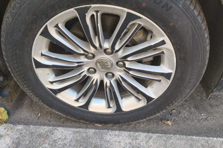 Used Buick LaCrosse 2016 20T Luxury Model Right Front Wheel Hub