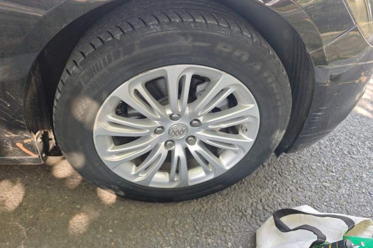 Used Buick LaCrosse 2016 20T Luxury Model Right Front Wheel Hub