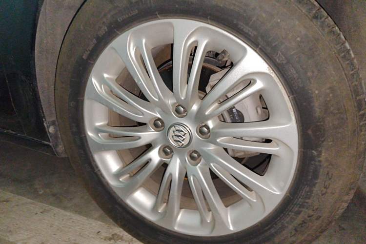 Used Buick LaCrosse 2016 20T Elite Edition Right Front Wheel Hub