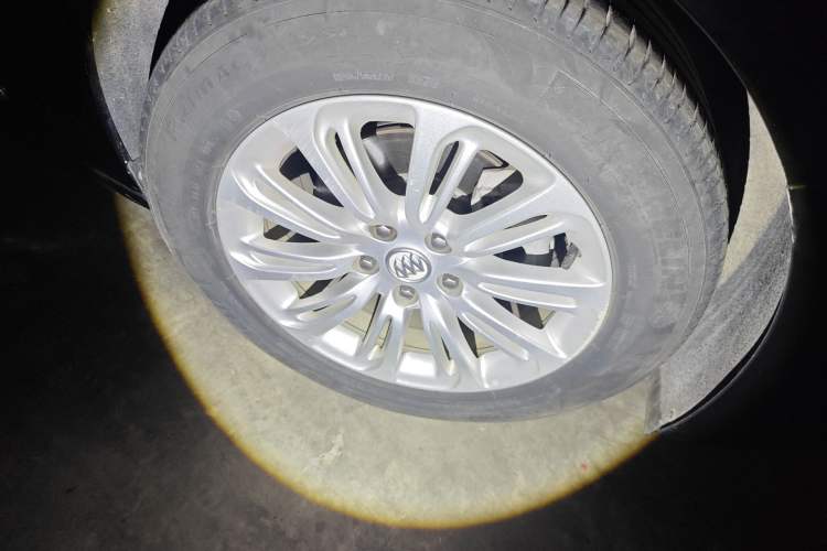 Used Buick LaCrosse 2016 20T Elite Edition Right Front Wheel Hub