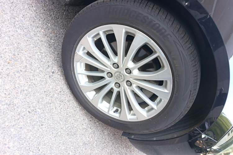 Used Buick LaCrosse 2016 28T Premium Edition Right Front Wheel Hub