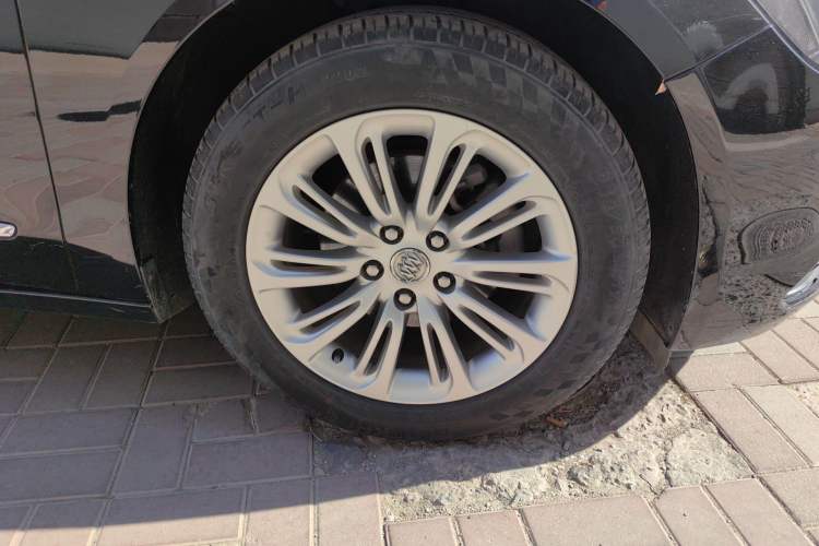 Used Buick LaCrosse 2016 20T Elite Edition Right Front Wheel Hub