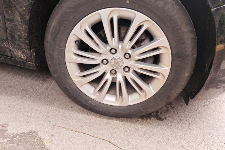 Used Buick LaCrosse 2016 20T Elite Edition Right Front Wheel Hub