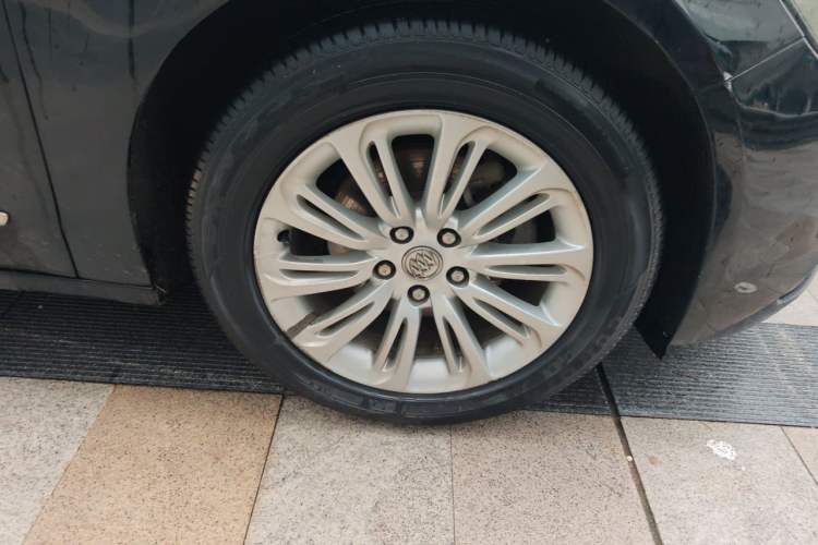 Used Buick LaCrosse 2016 20T Elite Edition Right Front Wheel Hub