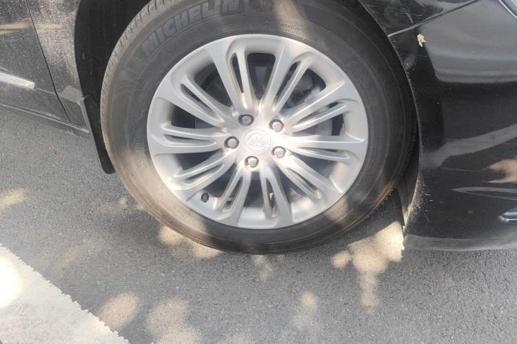Used Buick LaCrosse 2016 20T Elite Edition Right Front Wheel Hub