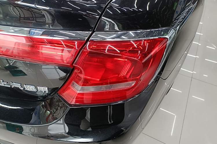 Used Buick LaCrosse 2016 28T Luxury Version Right Rear Taillight