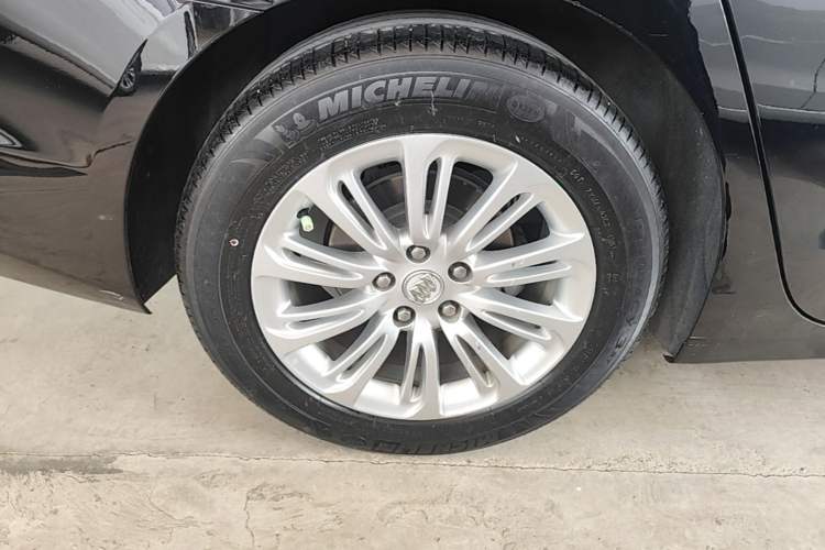 Used Buick LaCrosse 2016 20T Luxury Model Right Rear Wheel Hub