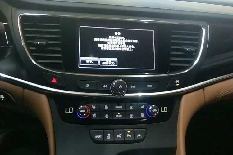 Used Buick LaCrosse 2016 28T Luxury Version Audio And AC Panel