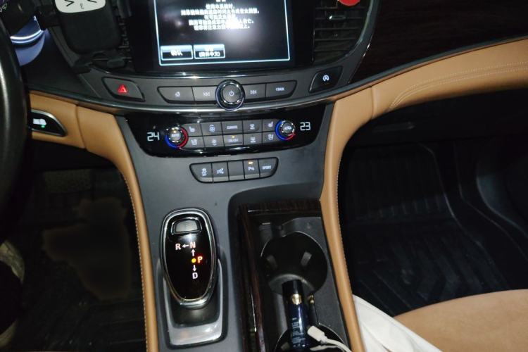 Used Buick LaCrosse 2016 28T Premium Edition Audio And AC Panel