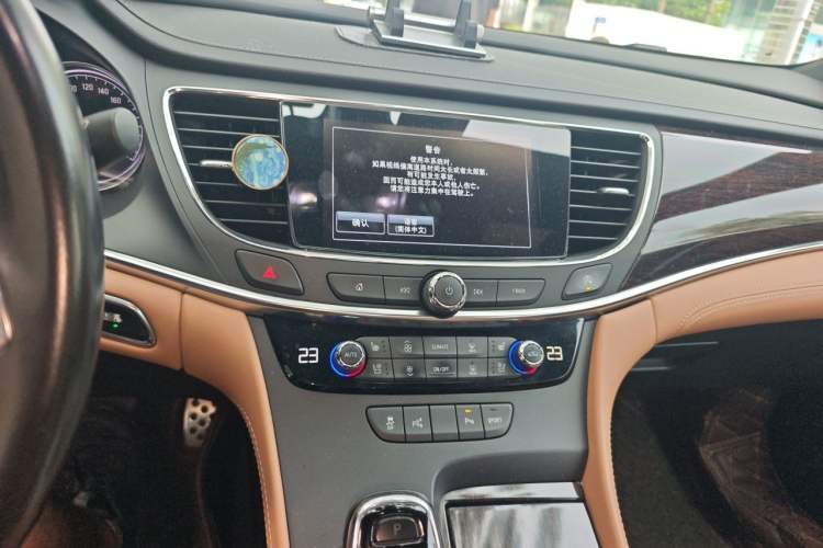 Used Buick LaCrosse 2016 28T Premium Edition Audio And AC Panel