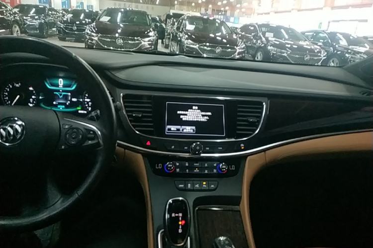 Used Buick LaCrosse 2016 28T Luxury Version Center Console