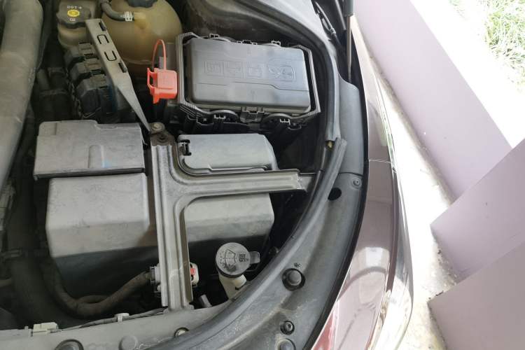 Used Buick LaCrosse 2016 28T Luxury Version Engine Bay Left