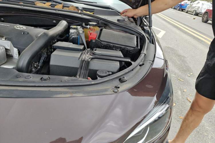 Used Buick LaCrosse 2016 28T Luxury Version Engine Bay Left