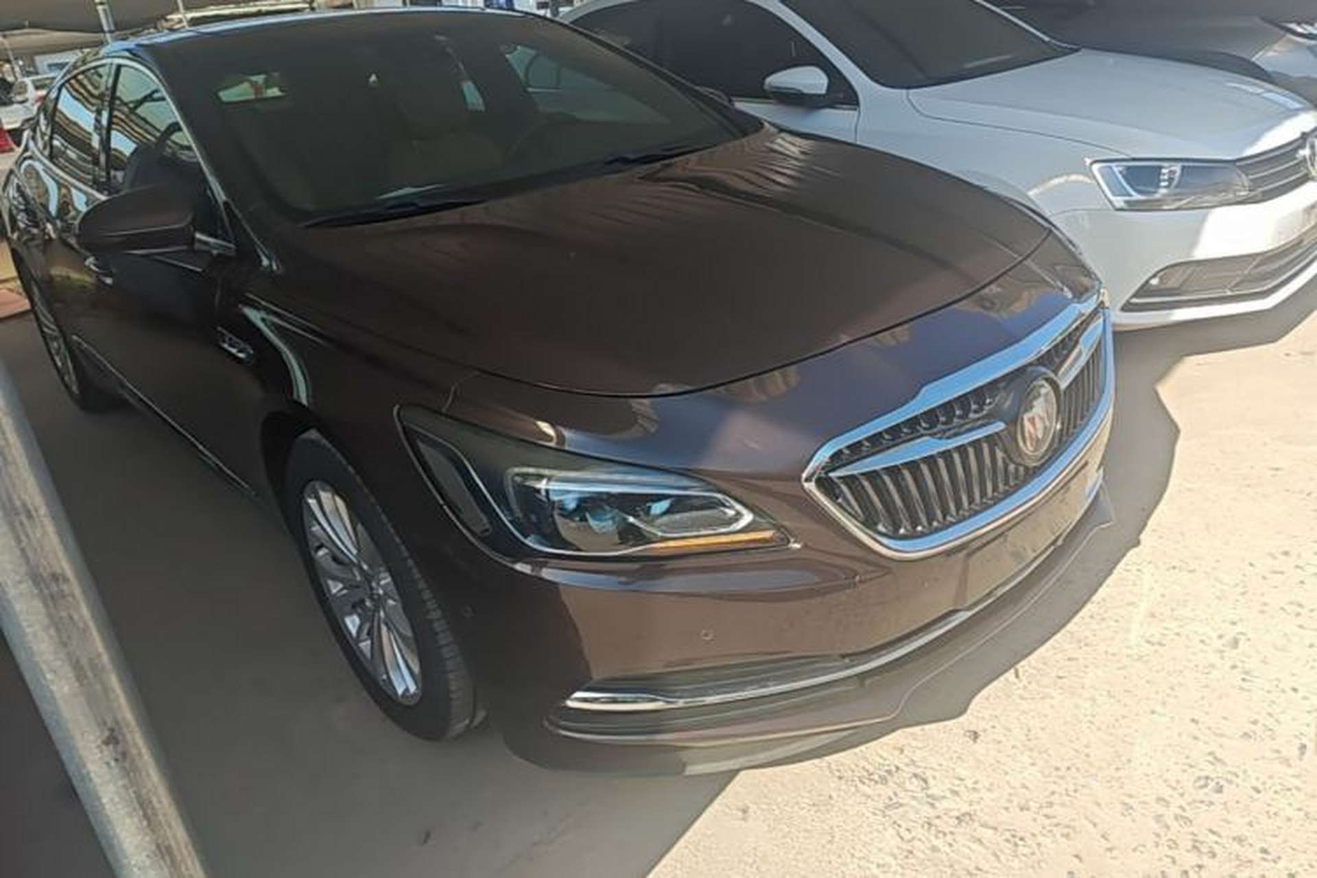 Used Buick LaCrosse 2016 28T Luxury Version Front Right 45 Deg