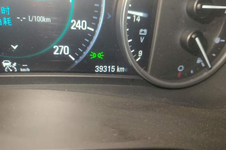 Used Buick LaCrosse 2016 28T Luxury Version Odometer Close Up
