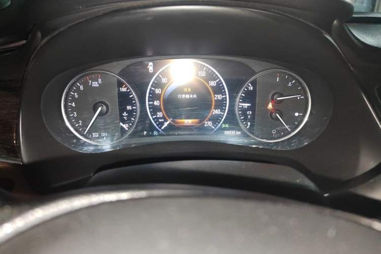 Used Buick LaCrosse 2016 28T Flagship Model Odometer Close Up