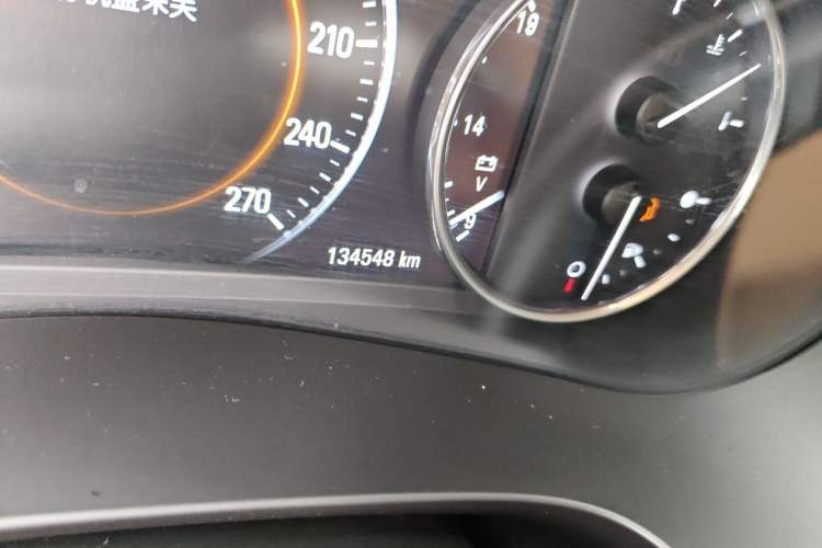 Used Buick LaCrosse 2016 28T Luxury Version Odometer Close Up