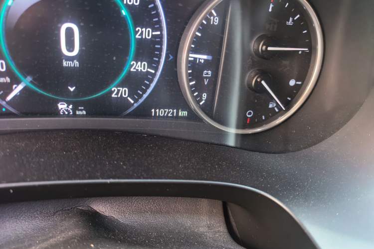 Used Buick LaCrosse 2016 28T Flagship Model Odometer Close Up