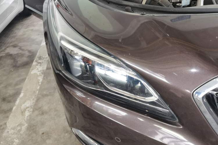 Used Buick LaCrosse 2016 28T Luxury Version Right Front Headlight