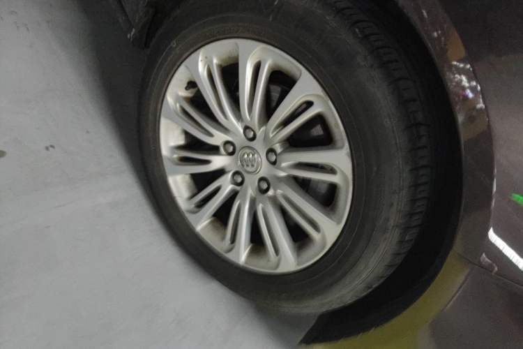 Used Buick LaCrosse 2016 20T Elite Edition Right Front Wheel Hub
