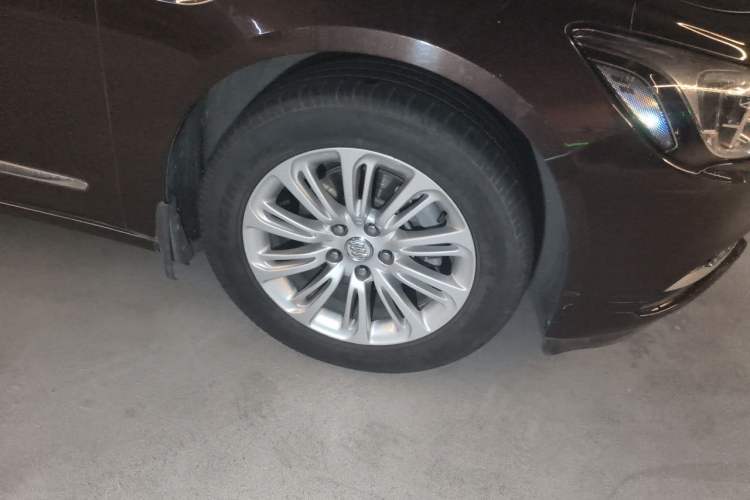 Used Buick LaCrosse 2016 20T Elite Edition Right Front Wheel Hub