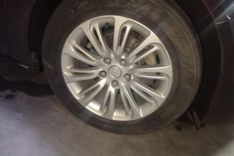 Used Buick LaCrosse 2016 20T Elite Edition Right Front Wheel Hub