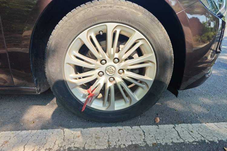 Used Buick LaCrosse 2016 20T Luxury Model Right Front Wheel Hub